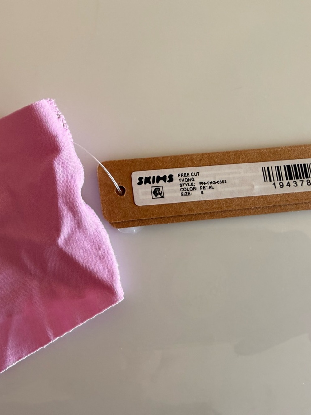Skims free cut thong in petal - Picture 4 of 4